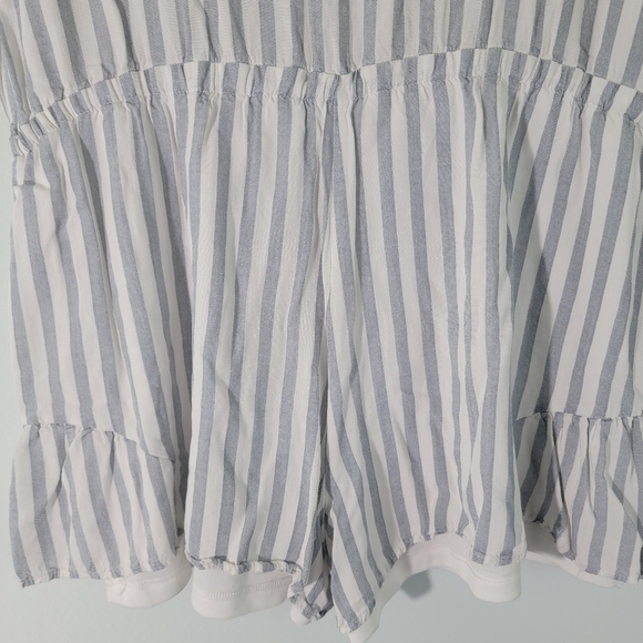 Aakaa Women's Gray/White Striped Romper Sz M Short Sleeve Button Front Tie Waist - Picture 9 of 12